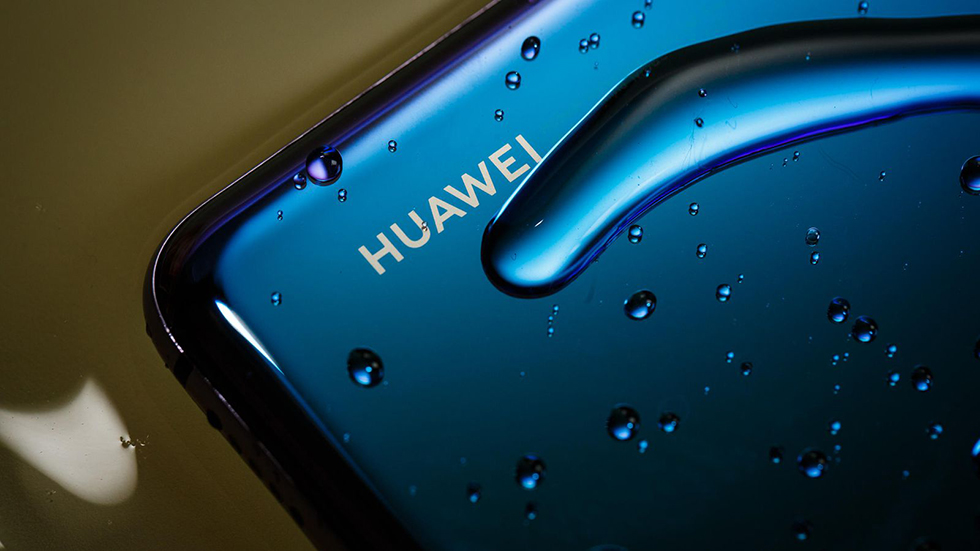 Huawei P30 Pro за 70 тысяч рублей обвинили в липовой водонепроницаемости