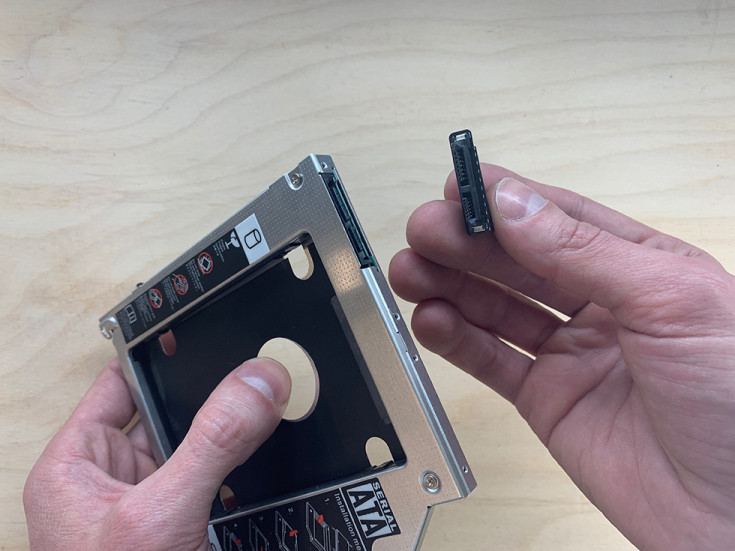 Вставляем разъем CD-привода MacBook Pro в салазки OptiBay