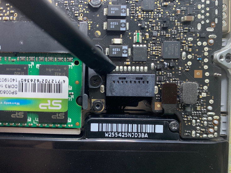 Отключение аккумулятора на MacBook Pro для замены жесткого диска на SSD
