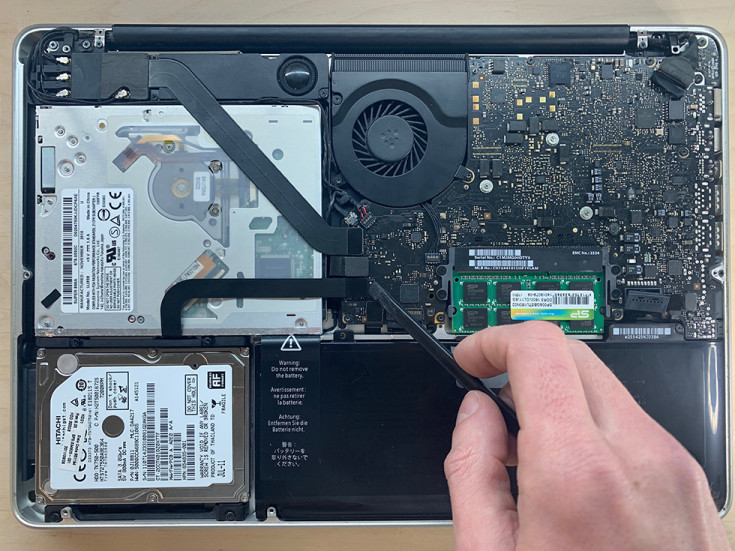 Отключение шлейфа жесткого диска на MacBook Pro