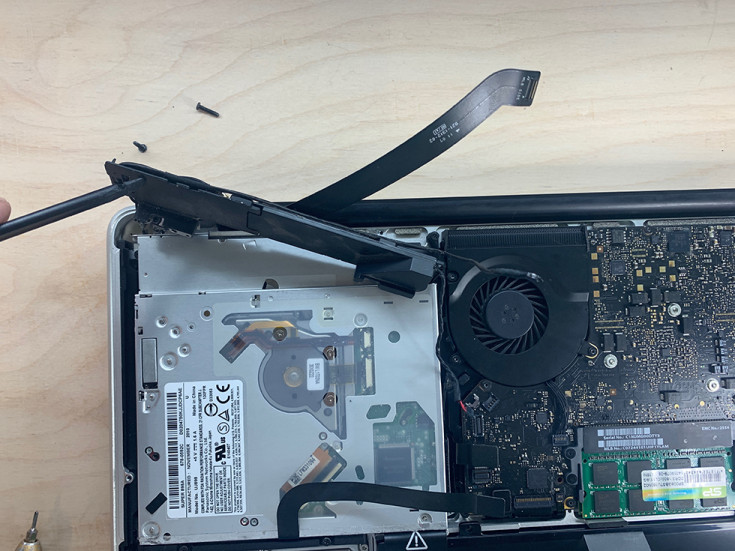 Откручиваем винт под динамиком на MacBook Pro