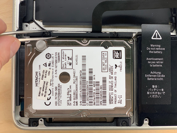 Откручиваем винты жесткого диска в MacBook Pro