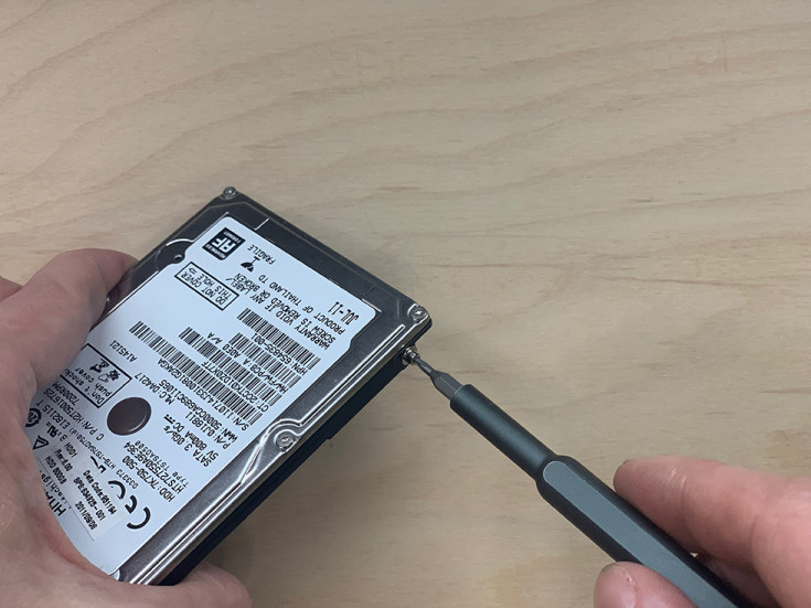 Выкручиваем держатели из жесткого диска MacBook Pro